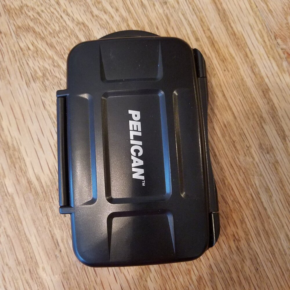 PELICAN 0910-010-110 Black Memory Card Case Used GREAT SHAPE lock protection SD